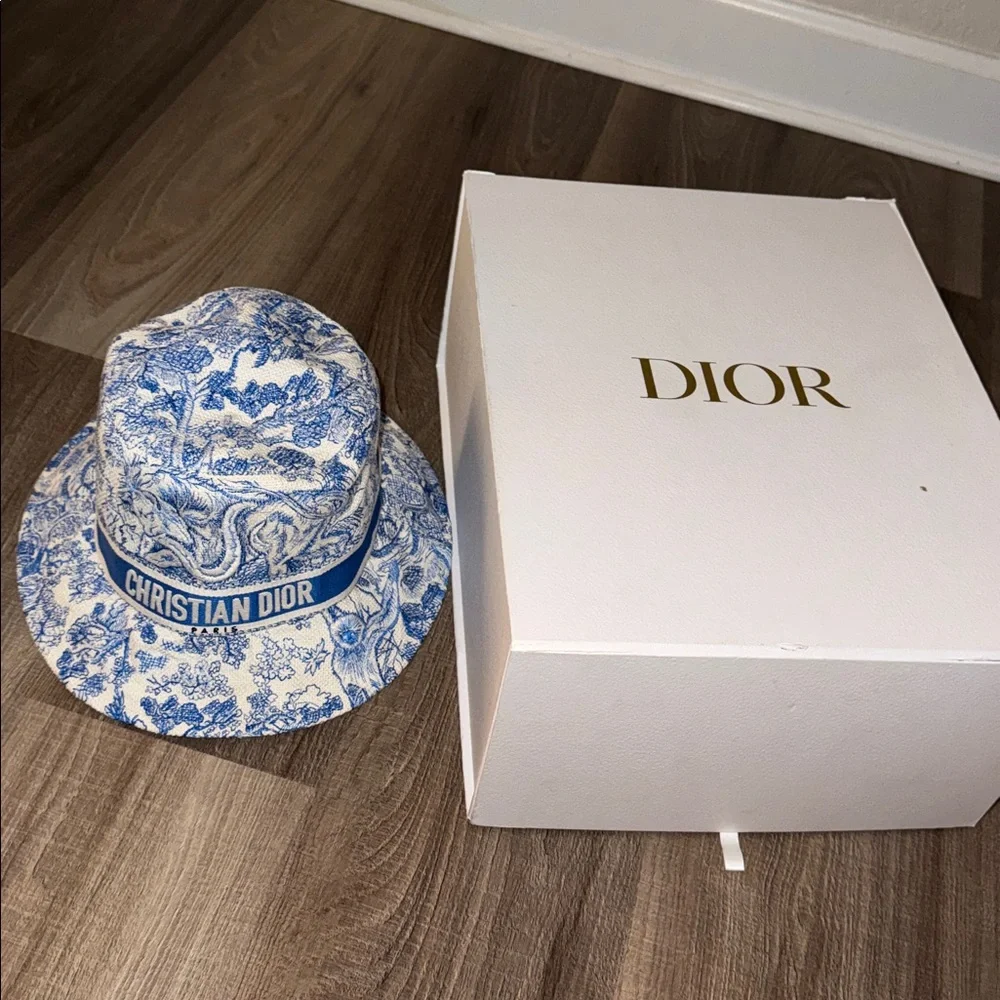 💙 💯 AUTH CHRISTIAN DIOR BLUE WHITE PRINT BUCKET HAT NWOT 💙 - Picture 9 of 10
